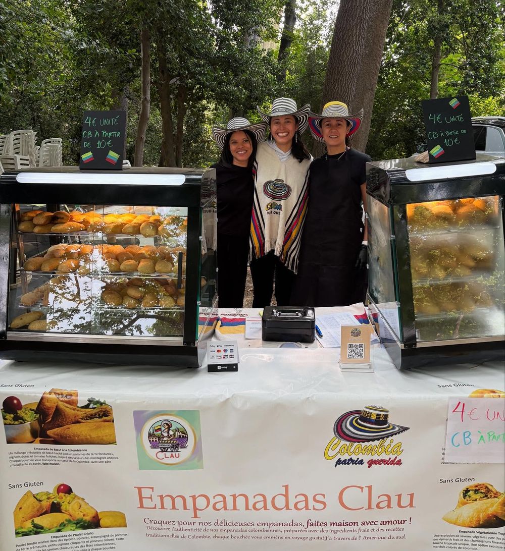 Le stand Empanadas Clau sur un marché, vitrines chaudes et nappe au nom de la maison